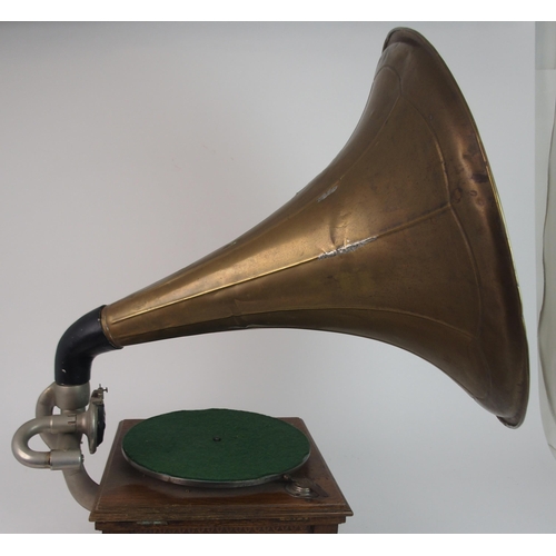 364 - A 20TH CENTURY OAK CASED GRAMOPHONE