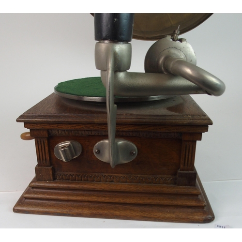 364 - A 20TH CENTURY OAK CASED GRAMOPHONE