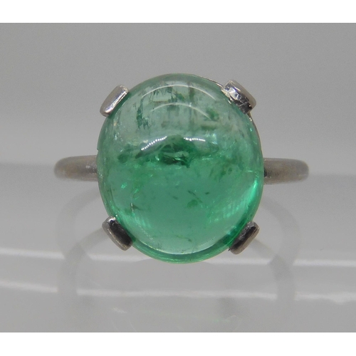 517 - AN ART DECO STYLE EMERALD RING