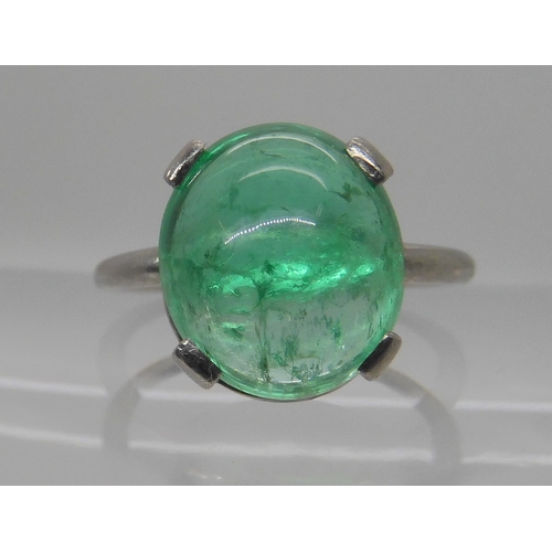 517 - AN ART DECO STYLE EMERALD RING