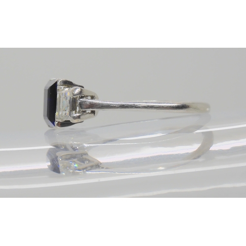 520 - A PLATINUM SAPPHIRE AND SQUARE CUT DIAMOND RING