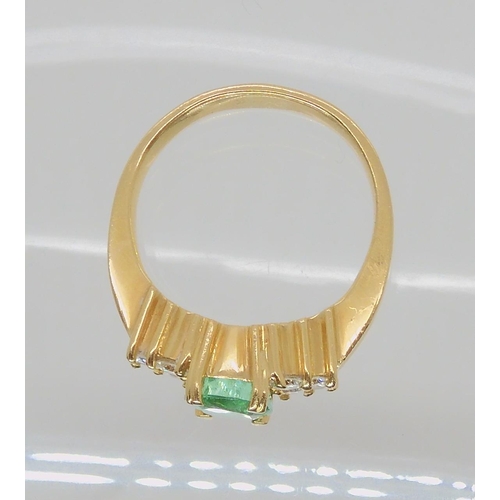 528 - AN EMERALD AND DIAMOND RING