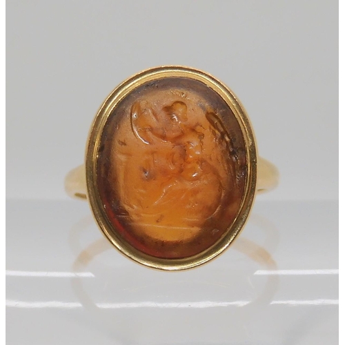 533 - A BRIGHT YELLOW METAL INTAGLIO RING