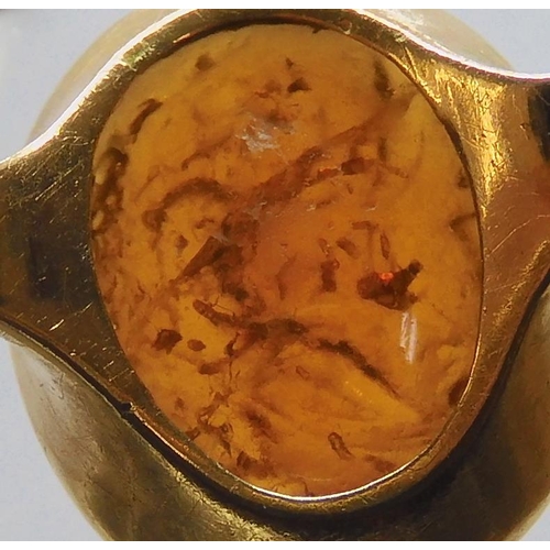 533 - A BRIGHT YELLOW METAL INTAGLIO RING