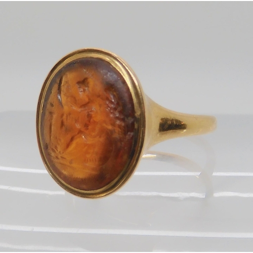 533 - A BRIGHT YELLOW METAL INTAGLIO RING