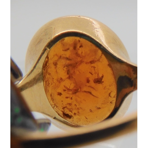 533 - A BRIGHT YELLOW METAL INTAGLIO RING