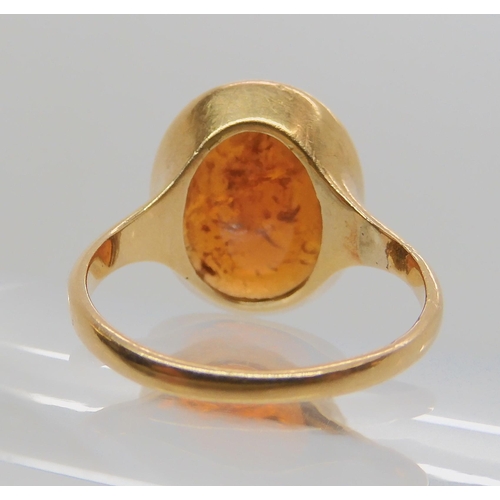 533 - A BRIGHT YELLOW METAL INTAGLIO RING