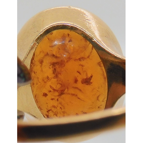 533 - A BRIGHT YELLOW METAL INTAGLIO RING