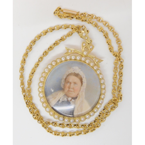 539 - A 14CT GOLD PEARL SET PORTRAIT LOCKET