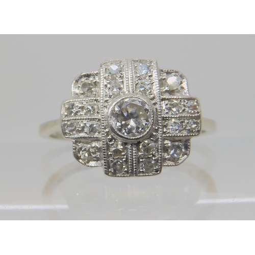 547 - A VINTAGE DIAMOND CLUSTER RING