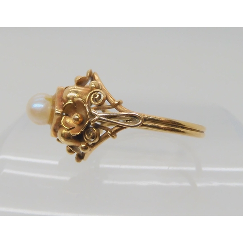 550 - A BRIGHT YELLOW METAL CONTINENTAL ART NOUVEAU STYLE RING