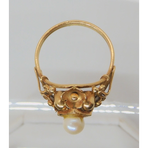 550 - A BRIGHT YELLOW METAL CONTINENTAL ART NOUVEAU STYLE RING