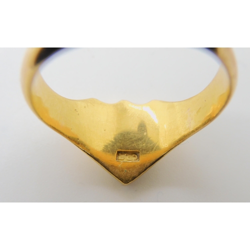 551 - A BRIGHT YELLOW METAL SHIELD SHAPED SIGNET RING