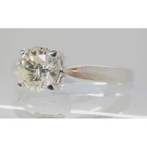 552 - AN 18CT WHITE GOLD DIAMOND SOLITAIRE RING