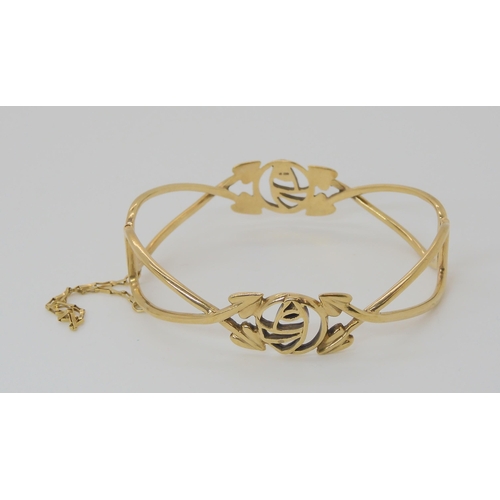 553 - A 9CT GOLD MACKINTOSH STYLE ROSE BANGLE