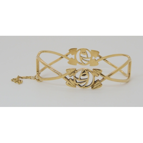 553 - A 9CT GOLD MACKINTOSH STYLE ROSE BANGLE