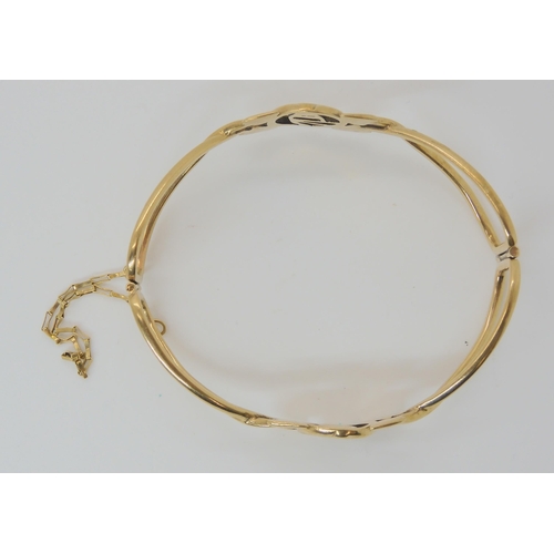 553 - A 9CT GOLD MACKINTOSH STYLE ROSE BANGLE