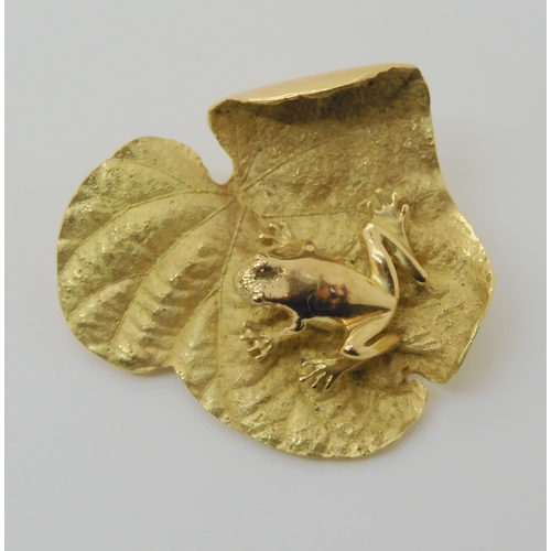 575 - AN 18CT GOLD TREE FROG PENDANT BROOCH