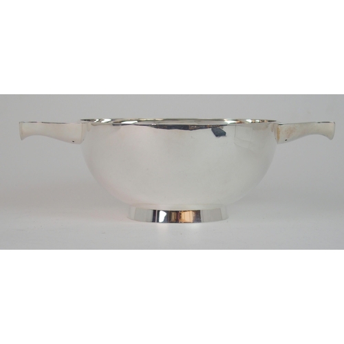 712 - A LARGE SILVER QUAICH BOWL