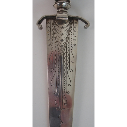 797 - A 20TH CENTURY DECORATIVE DAGGER