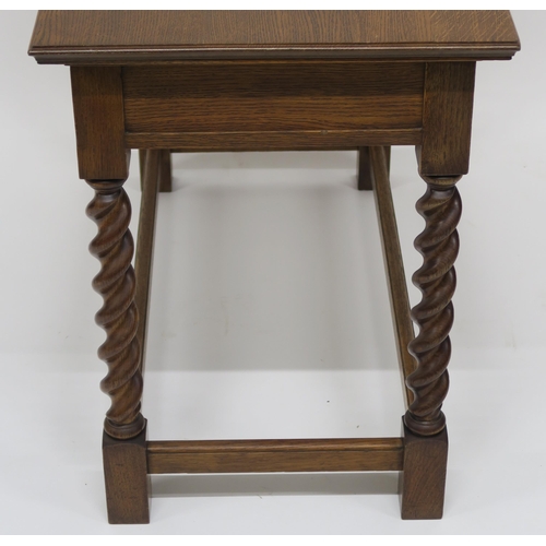 23 - AN EARLY 20TH CENTURY OAK DINING ROOM SUITE