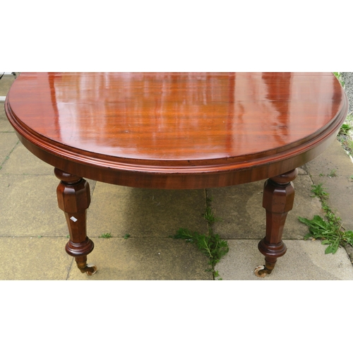 37 - A VICTORIAN MAHOGANY EXTENDING OVAL DINING TABLE