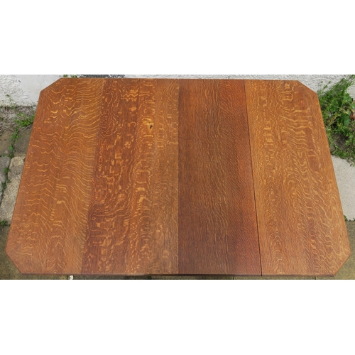40 - A LATE VICTORIAN OAK EXTENDING DINING TABLE