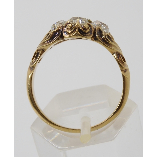 670 - AN ART NOUVEAU DIAMOND RINGthe yellow metal mount with chased foliate design is set with estimated a... 