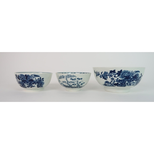 229 - A GROUP OF ENGLISH PORCELAIN BLUE AND WHITE CERAMICS