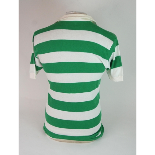 453 - A GREEN AND WHITE CELTIC 1976-77 SCOTTISH CUP FINAL SHORT-SLEEVED SHIRT
