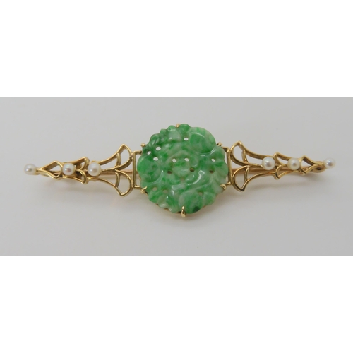 500 - A 15CT GOLD CHINESE GREEN HARDSTONE AND PEARL BROOCH