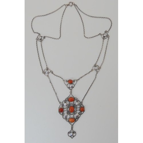 518 - AN ARTS & CRAFTS STYLE NECKLACE