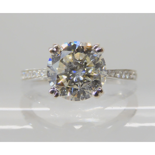 527 - AN 18CT WHITE GOLD DIAMOND SOLITAIRE RING