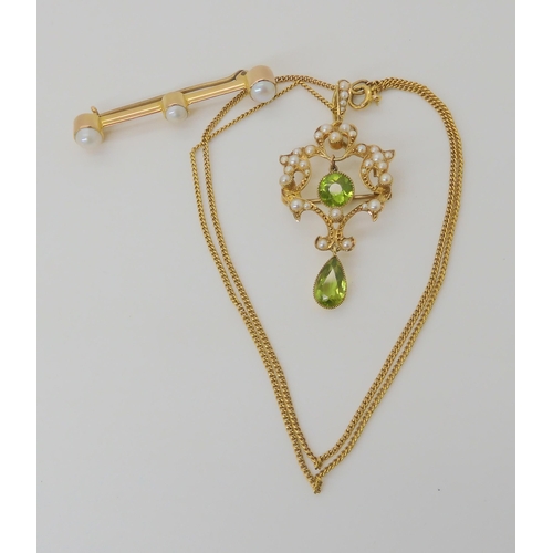 543 - AN EDWARDIAN PERIDOT AND PEARL PENDANT BROOCH