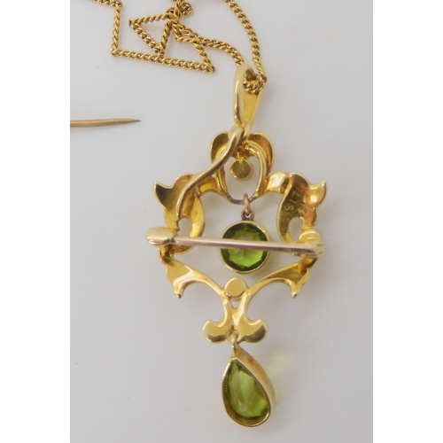 543 - AN EDWARDIAN PERIDOT AND PEARL PENDANT BROOCH