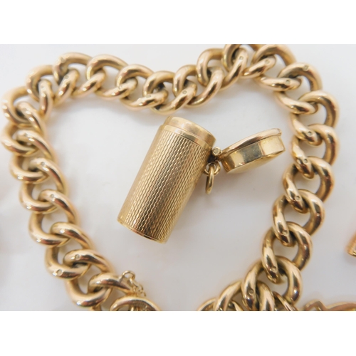 547 - A 9CT GOLD CURB LINK BRACELET OF SOLID CONSTRUCTION