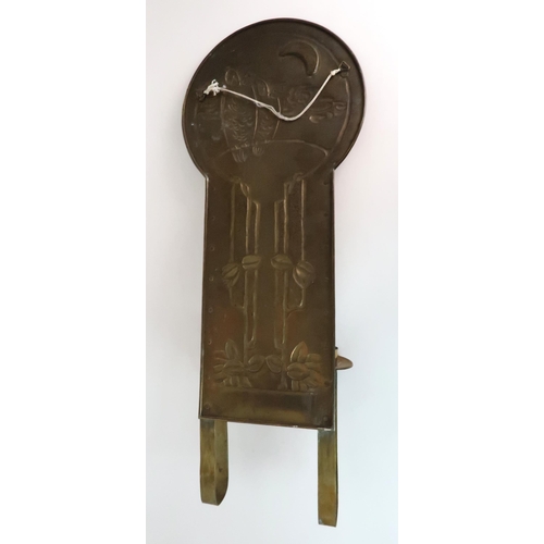 284 - A SCOTTISH BRASS ARTS AND CRAFTS WALL SCONCE