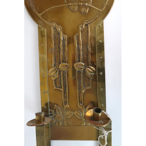 284 - A SCOTTISH BRASS ARTS AND CRAFTS WALL SCONCE