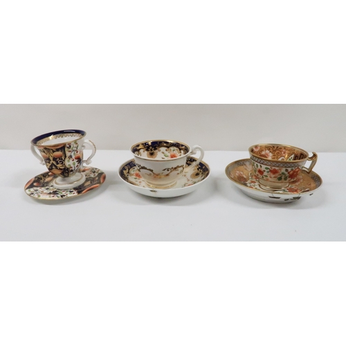 317 - A COLLECTION OF TEA BOWLS AND SAUCERS