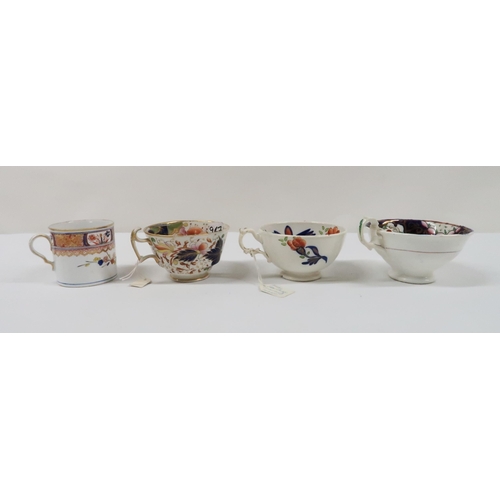 317 - A COLLECTION OF TEA BOWLS AND SAUCERS