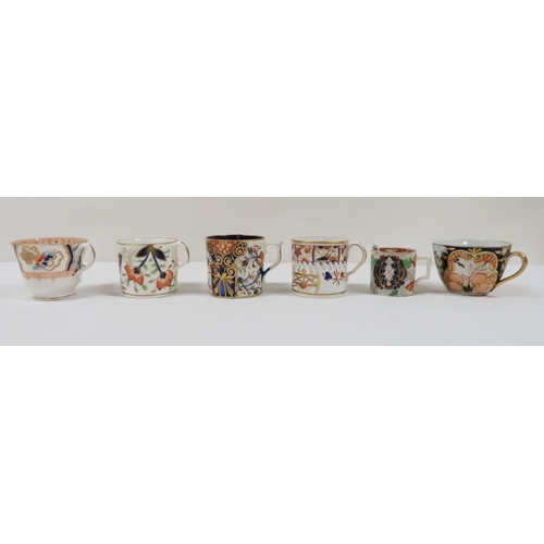 317 - A COLLECTION OF TEA BOWLS AND SAUCERS