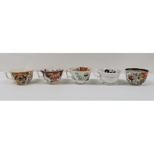 317 - A COLLECTION OF TEA BOWLS AND SAUCERS