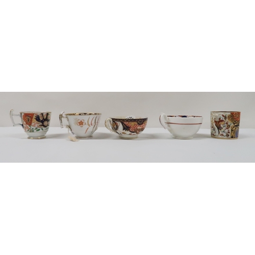 317 - A COLLECTION OF TEA BOWLS AND SAUCERS