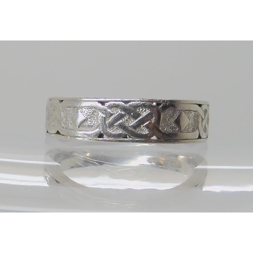 528 - A PLATINUM CELTIC KNOTWORK WEDDING BAND