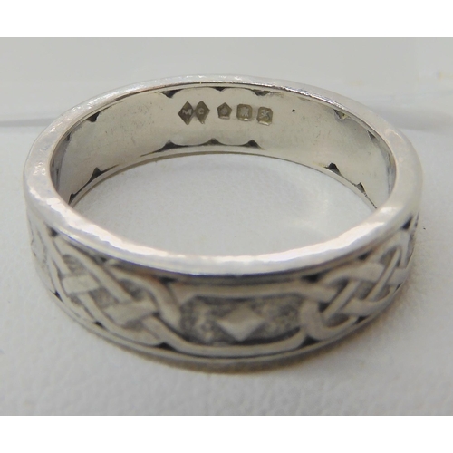 528 - A PLATINUM CELTIC KNOTWORK WEDDING BAND