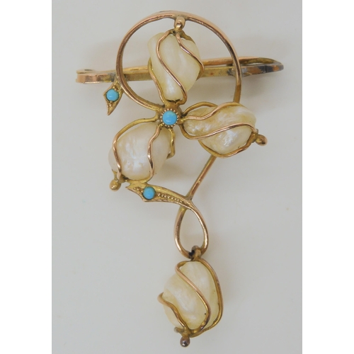 537 - A 9CT GOLD ART NOUVEAU FRESHWATER PEARL BROOCH