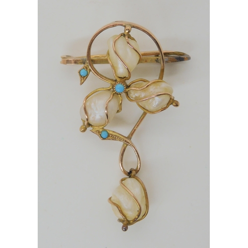 537 - A 9CT GOLD ART NOUVEAU FRESHWATER PEARL BROOCH