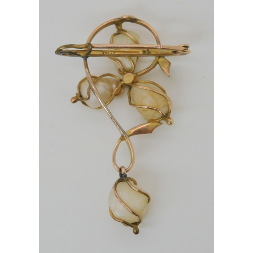 537 - A 9CT GOLD ART NOUVEAU FRESHWATER PEARL BROOCH