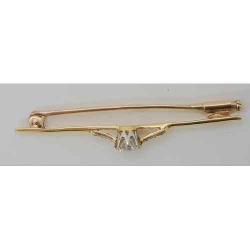 538 - A YELLOW METAL DIAMOND BAR BROOCH