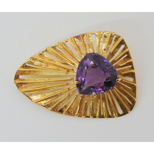 539 - AN 18CT GOLD RETRO AMETHYST BROOCH